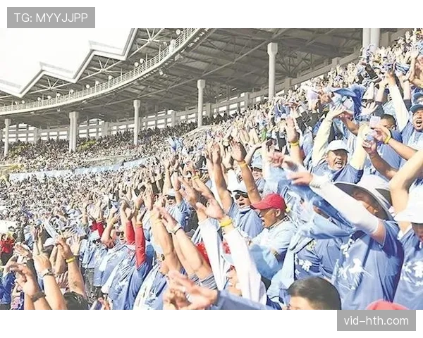 欧冠主题曲响起时：全球各地球迷观赛瞬间集锦